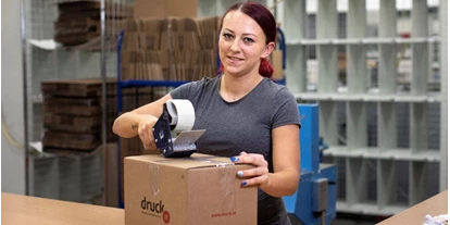 Händler - Industrieviertel - Hinter jedem perfekten Druck stehen Menschen
In Kundenumfragen werden unsere engagierten Mitarbeiter häufig als eine Besonderheit von druck.at erwähnt.
Das sagen Kunden über druck.at:
blitzschnell bei der Lieferung und in allen anderen Belangen
unkompliziert, wenn es darum geht, Lösungen für ihre Kunden zu finden
zuverlässig, indem sie immer alles geben, um die beste Qualität zu liefern
Eine kurze Reise durch unsere Abteilungen zeigt Ihnen was für Kunden wie Sie getan wird. - druck.at Druck- und Handelsgesellschaft mbH