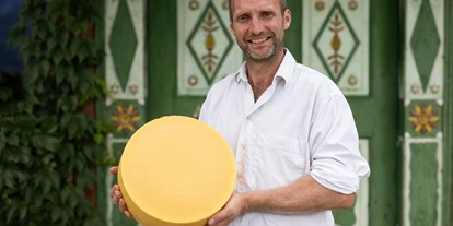 Händler - PLZ 5421 (Österreich) - Käser und Landwirt Niki mit Holzknecht Käse  - Bio Hofkäserei Fürstenhof