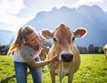 Unternehmen: Landwirtin und Pädagogin Maria mit Kuh Sonnenschein Copyright Salzburger Land - Bio Hofkäserei Fürstenhof