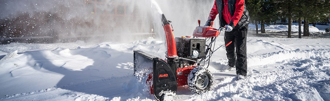 Unternehmen: ALKO Schneefräsen

Mit den praktischen Schneefräsen von AL-KO ist dem mühseligen Schneeschaufeln von Hand ein Ende gesetzt. Sie verfügen über einen leistungsstarken Motor, der Ihnen schnell und zuverlässig die Arbeit abnimmt. Unsere Auswahl reicht von der kleinen Akku-Schneefräse bis zur großen Benzin-Schneefräse, die mit ihrem leistungsfähigen Motor selbst große Schneemengen mühelos beiseiteschaffen. Welche Maschine die richtige für Sie ist, hängt von der zu erwartenden Schneemenge und der Fläche ab, die geräumt werden muss. Abhängig von der Schneemenge haben wir für Sie Schneefräsen mit verschiedenen Räumbreiten und 1- oder 2- stufiger Fördertechnik. Schneeräumen geht damit ab sofort schnell und mühelos.

ALKO Akku-Schneefräse:
Akku-Schneefräse AL-KO ST 4048 ohne Akku
Akku-Schneefräse AL-KO ST 4048 mit Akku und Ladegerät

ALKO Benzin-Schneefräse
AL-KO Snowline 46 E Schneefräse mit Radantried
AL-KO Snowline 620 E II Schneefräse mit Radantrieb
AL-KO Snowline 620 E Iii Schneefräse mit Radantrieb
AL-KO Snowline 700 TE Schneefräse mit Radantrieb
AL-KO Snowline 760 TE Schneefräse mit Raupenantrieb - LUMA Handels KG - Ihr Partner für technische Waren