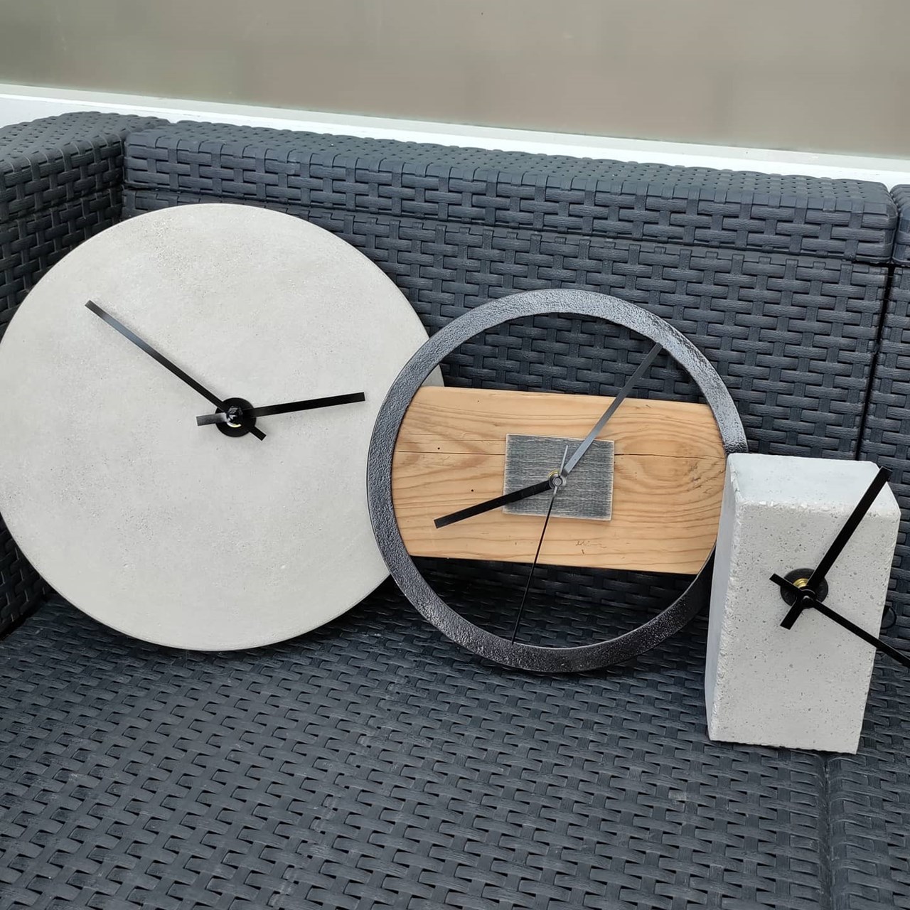 cult-deko Produkt-Beispiele Uhren aus Beton oder Altholz