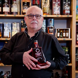Unternehmen: Inhaber Andreas Gschaider, sein Herz schlägt für hochwertige Spirituosen. - Whiskyfreunde Seekirchen