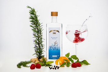 Unternehmen: Exklusiv bei uns gibt es den TIEFBLAU Seenland-Gin, der Himbeer-fruchtige Gin mit Seekirchner Bio-Kräutern. - Whiskyfreunde Seekirchen