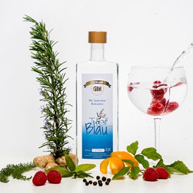 Unternehmen: Exklusiv bei uns gibt es den TIEFBLAU Seenland-Gin, der Himbeer-fruchtige Gin mit Seekirchner Bio-Kräutern. - Whiskyfreunde Seekirchen