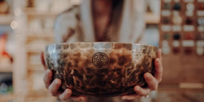 Händler - PLZ 5161 (Österreich) - Unsere Klangschalen werden direkt aus Nepal importiert.
https://www.beactive3.at/onlineshop/klangschalen/ - Galerie der Sinne - Mattsee