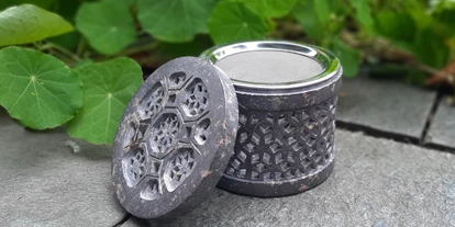 Händler - PLZ 5161 (Österreich) - 001 Weihrauchbrenner €39.90
Softstone mit Deckel und Edelstahlsieb.H: 10 cm, Ø 12 cm - Galerie der Sinne - Mattsee