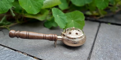 Händler - PLZ 5161 (Österreich) - 002 Räucherpfanne €19.90
Messing mit Holzgriff und Deckel.
L: 22 cm, H: 5 cm, Ø 8,5 cm - Galerie der Sinne - Mattsee