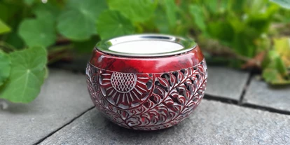 Händler - PLZ 5161 (Österreich) - 003 Weihrauchbrenner €39.90
Softstone mit Edelstahlsieb Rot
H: 11,5 cm, Ø 15 cm - Galerie der Sinne - Mattsee