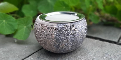 Händler - PLZ 5161 (Österreich) - 005 Weihrauchbrenner € 39.90
Softstone mit Edelstahlsieb
H: 11,5 cm, Ø 15 cm - Galerie der Sinne - Mattsee