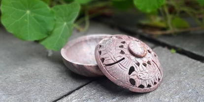 Händler - PLZ 5161 (Österreich) - 013 Schale mit Deckel ROSE € 14.90
Softstone Räuchergefäß & für Stäbchen.H: 5,5 cm, Ø 10 cm
 - Galerie der Sinne - Mattsee