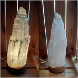 Unternehmen: 027 Bergkristall Lampe. 33cm hoch €75  - Galerie der Sinne - Mattsee