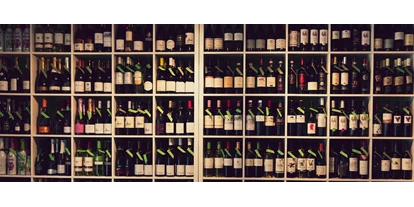 Händler - PLZ 5161 (Österreich) - Das Regal ist immer noch gut gefüllt !!! - Rebklaus - Wein und Spezialitäten