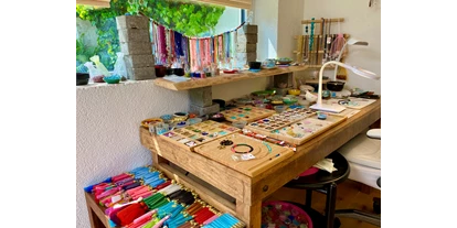 Händler - Salzburg-Stadt Stadt Salzburg - AnamKara Schmuck Manufaktur Salzburg
🌿Atelier & Shop🌿
Versteckt wie ein gut gehütetes Geheimnis, ist die Anam Kara Schmuckmanufaktur eingebettet in einen zauberhaften Garten. Ein Hideaway. Ein Ort der Schönheit, Heilung und leisen Magie. Hier entstehen Schmuckstücke mit Seele in liebevoller Handarbeit. Jedes erzählt seine eigene Geschichte und trägt eine besondere Kraft in sich. - Anamkara Soul Jewelry 🌿 Zauberhaftes Schmuckhandwerk