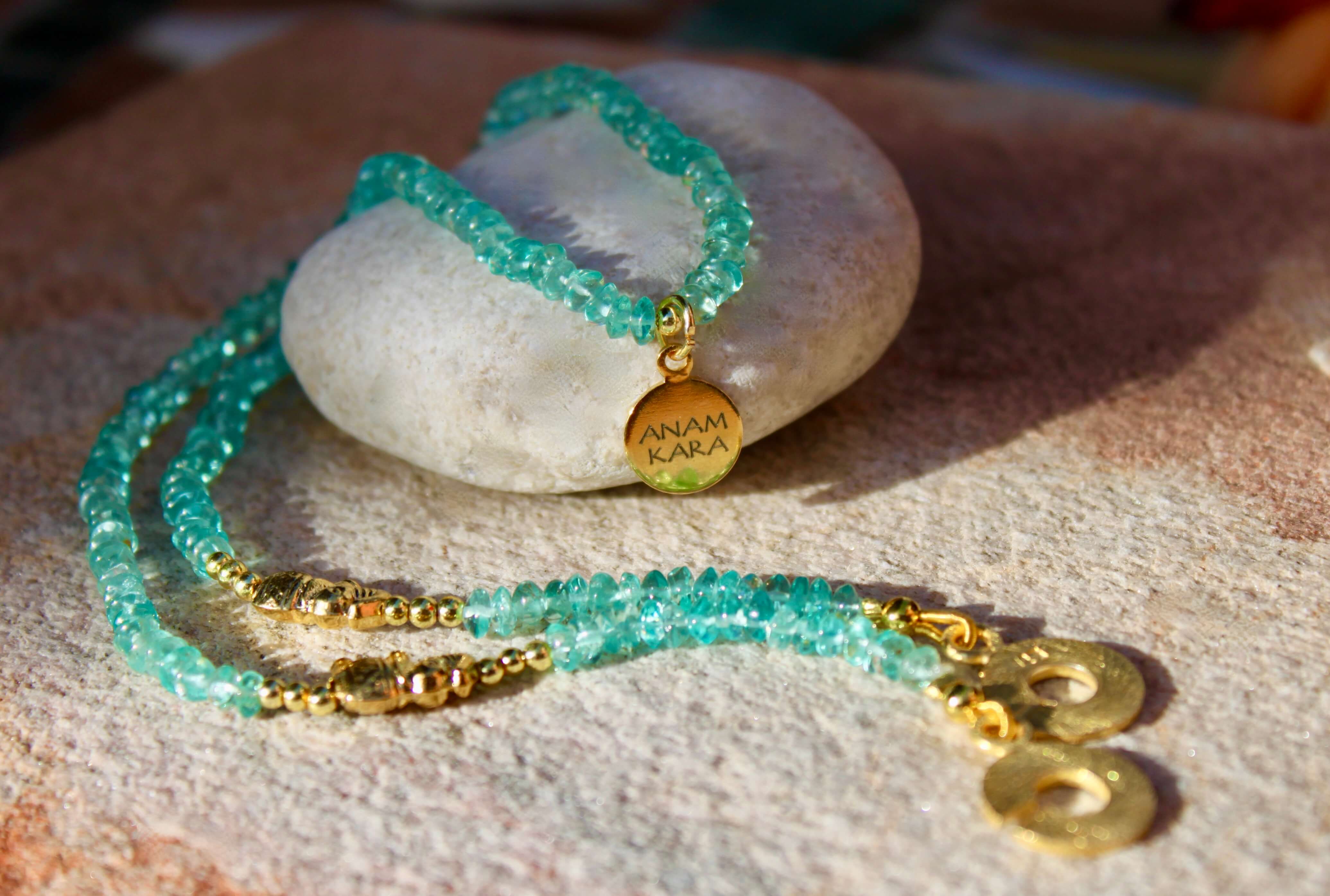 Unternehmen: Halskette aus Apatit.

Der Apatit taucht unsere Seele in ein höheres Maß an Wärme und Ausgeglichenheit. Er stärkt die Knochen und hilft beim Abnehmen, sagt man. Ein sehr schöner Stein, der vielen Menschen aus Niedergeschlagenheit herausgeholfen hat. Während der Meditation bekommen wir mehr Verständnis für die Bedürfnisse unserer Mitmenschen und finden mit seiner Hilfe leichter aus eigenen Problemen heraus. - Anamkara Soul Jewelry 🌿 Zauberhaftes Schmuckhandwerk