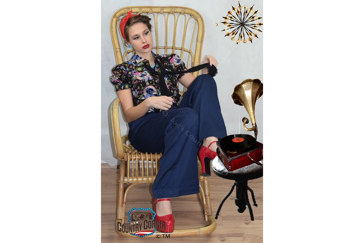 Unternehmen: Marlene Trousers blau
Marlene Trousers blau | Vintage Look XL | 65% Polyester, 5% Elasthane, seitlicher Reißverschluss, Vorderansicht Zierknöpfe links – rechts und mittig, BW ca 84cm, L ca 106cm. Gürtelschlaufen sind üblich, um die Hosen mit einem authentischen Rockabilly-Gürtel zu kombinieren. Trotz des Retro-Looks bieten Rockabilly-Hosen oft einen hohen Tragekomfort, insbesondere durch die Betonung von Schnitt und Passform. - Joc's Country Corner