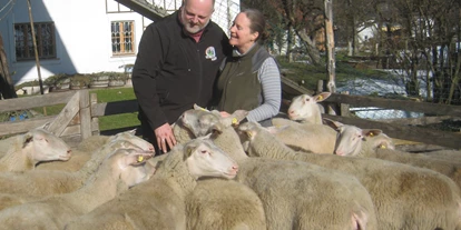 Händler - Salzburg-Stadt (Salzburg) - Angelika und Ägidius mit ihren Milchschafen. - Stranzenhof
