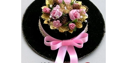 Händler - PLZ 5161 (Österreich) - Samt-Trachtenhut mit Blumendekoration - Rasp Salzburg - Gewürzgebinde Hochzeitsanstecker Kunstblumen