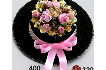 Unternehmen: Samt-Trachtenhut mit Blumendekoration - Rasp Salzburg - Gewürzgebinde Hochzeitsanstecker Kunstblumen