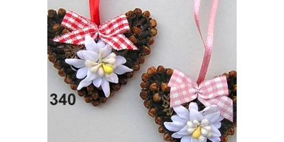 Händler - PLZ 5161 (Österreich) - Gewürznelken-Herz mit Edelweiß - Rasp Salzburg - Gewürzgebinde Hochzeitsanstecker Kunstblumen