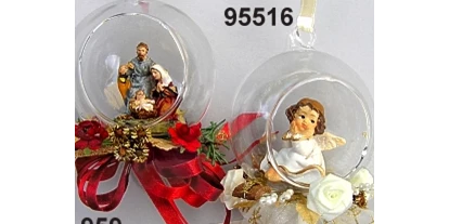 Händler - PLZ 5161 (Österreich) - Glaskugel mit Hl.Familie und Engel mit  Gewürzdeko zu Aufhängen - Rasp Salzburg - Gewürzgebinde Hochzeitsanstecker Kunstblumen