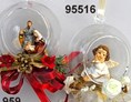 Unternehmen: Glaskugel mit Hl.Familie und Engel mit  Gewürzdeko zu Aufhängen - Rasp Salzburg - Gewürzgebinde Hochzeitsanstecker Kunstblumen