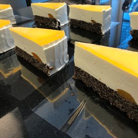 Unternehmen: Topfen-Mohn-Torte mit Mango - Die Tortenmacherin e. U.
