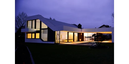 Händler - Lamprechtshausen - Einfamilienhaus. Die Aufgabe, ein Wohlfühlhaus im zeitgemäßer Lebensqualität umzusetzen wurde zu einem spannenden Projekt für mich als Planer und die Bauherrin. Ein Haus, das den Garten umrahmt, ist als das Ergebnis individueller Wünsche. - Architekt Adrian Tscherteu