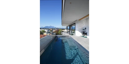 Händler - Lamprechtshausen - Penthouse. Einen Garten mit Pool über den Dächern der Stadt kann nur als maßgeschneiderte Planung realisiert werden. Konzept, Detailplanung und Überwachung der Umsetzung wurden von meinem Büro durchgeführt. - Architekt Adrian Tscherteu