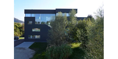 Händler - Lamprechtshausen - Bürobau. Ein Bürohaus der besonderen Art, das vielen Mitarbeitern das Gefühl eines "Zu Hause" gibt mit Gemeinschaftsflächen, Ruhebereichen, Pooleinrichtungen. Individuelle Wünsche eines Firmeneigentümers mit visionen benötigen abgestimmte Planungen - Architekt Adrian Tscherteu