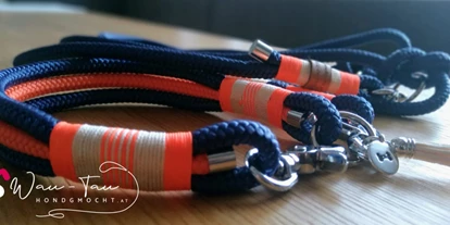 Händler - PLZ 5542 (Österreich) - Handgefertigte Hundehalsbänder, Leinen, Retrieverleinen, Retrieverhalsbänder, Arbeitsleinen, Schleppleinen individuell gestaltbar.
Ebenfalls fertigen wir Hundespielzeug (Affenfaust und Wauzieh) an.
Farblich abgestimmt auf ihren Liebling. - Wau-Tau hondgmocht